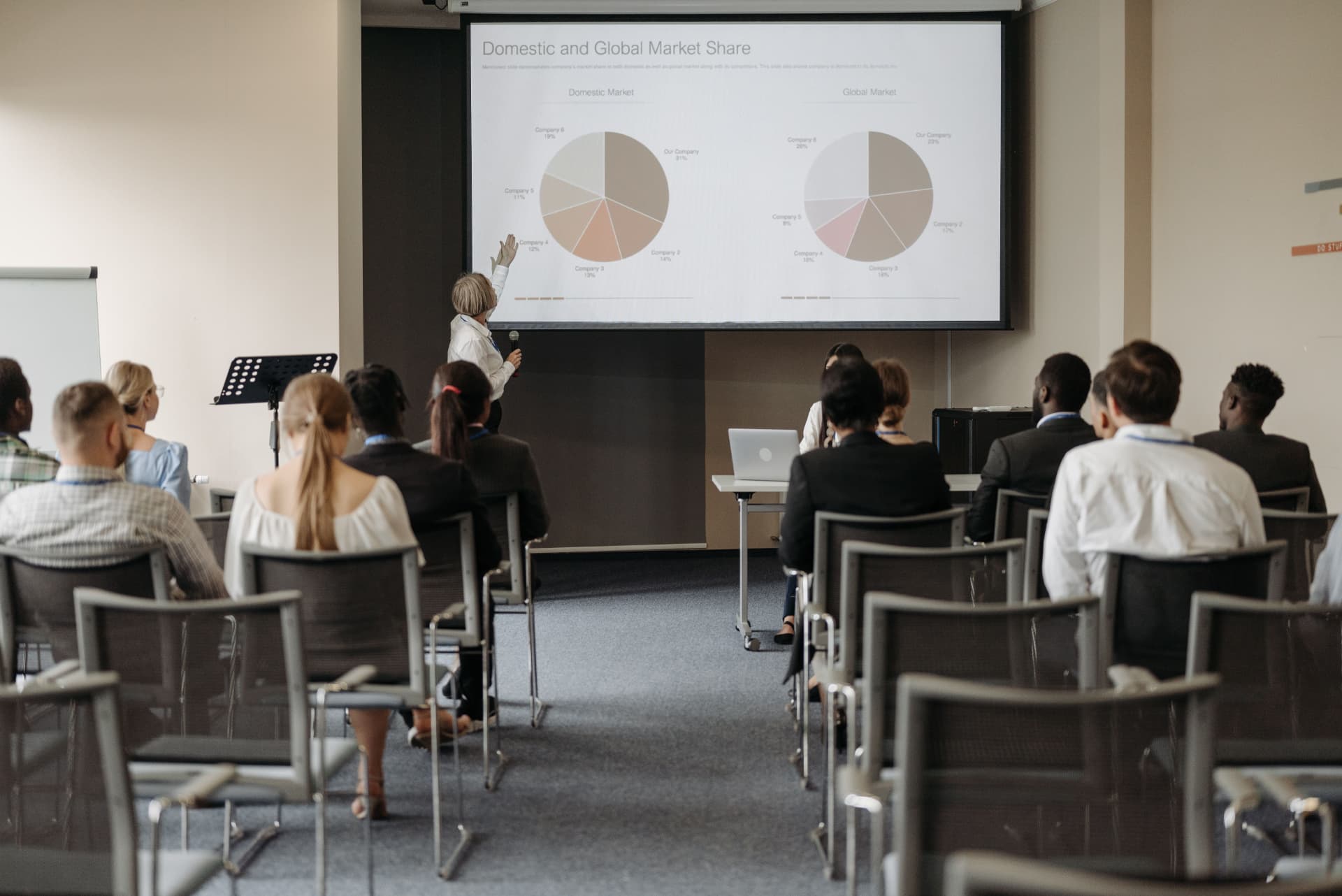 U-shaped conference layout with projection screen